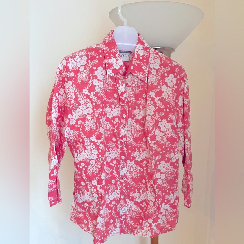 Women’s pink snap front top. Three-quarter sleeves. 100% cotton. Size L.